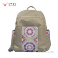 耐用防水背包，配有手工製作的民族刺繡